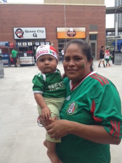 Guillermina Garrido de Puebla, México con su bebé de 8 meses Camila Telez, celebrando la Selección Mexicana en el partido CONCACAF en Charlotte el pasado 15 de Julio. 