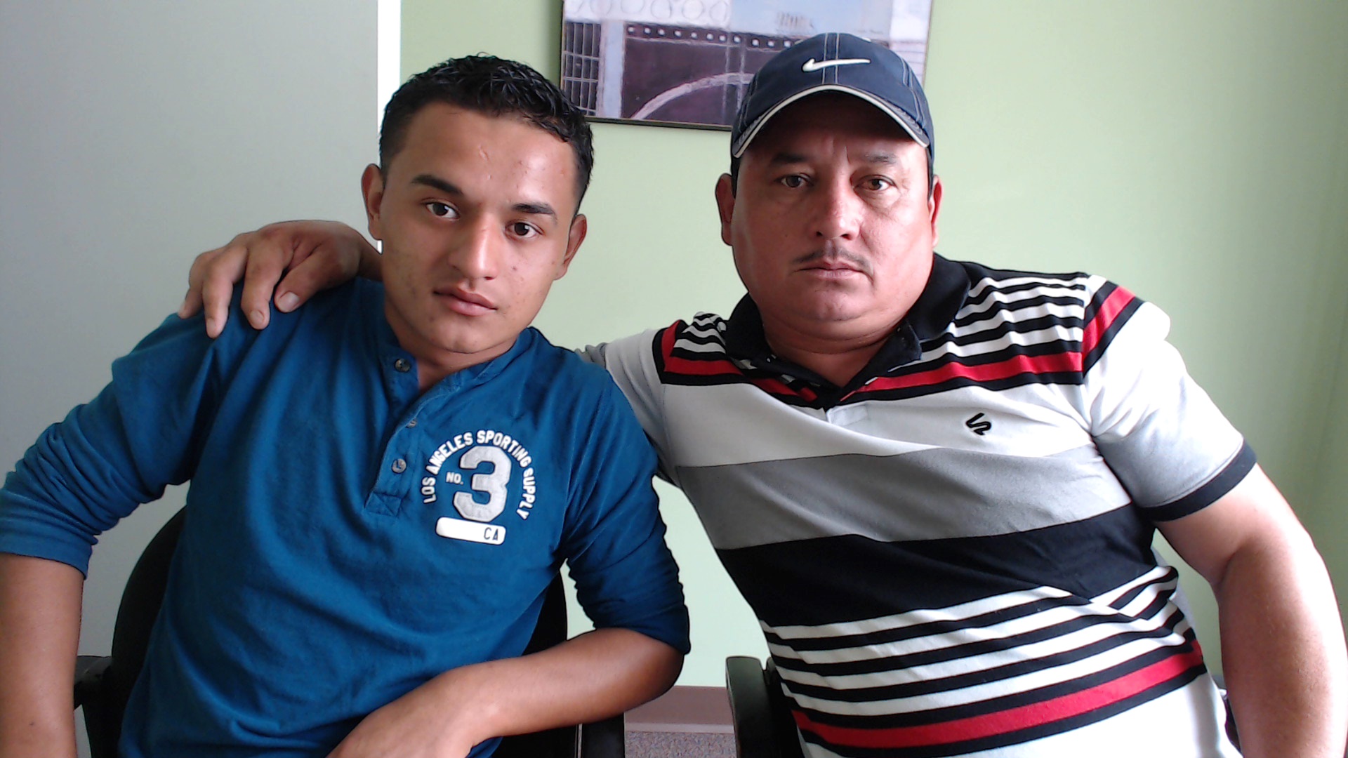 Rony Martínez junto a su padre Dannis Martínez momentos después de recibir su tarjeta de Residencia Permanente de manos del Abogado Stefan Latorre en un proceso que muchos pensaron no se podría lograr.