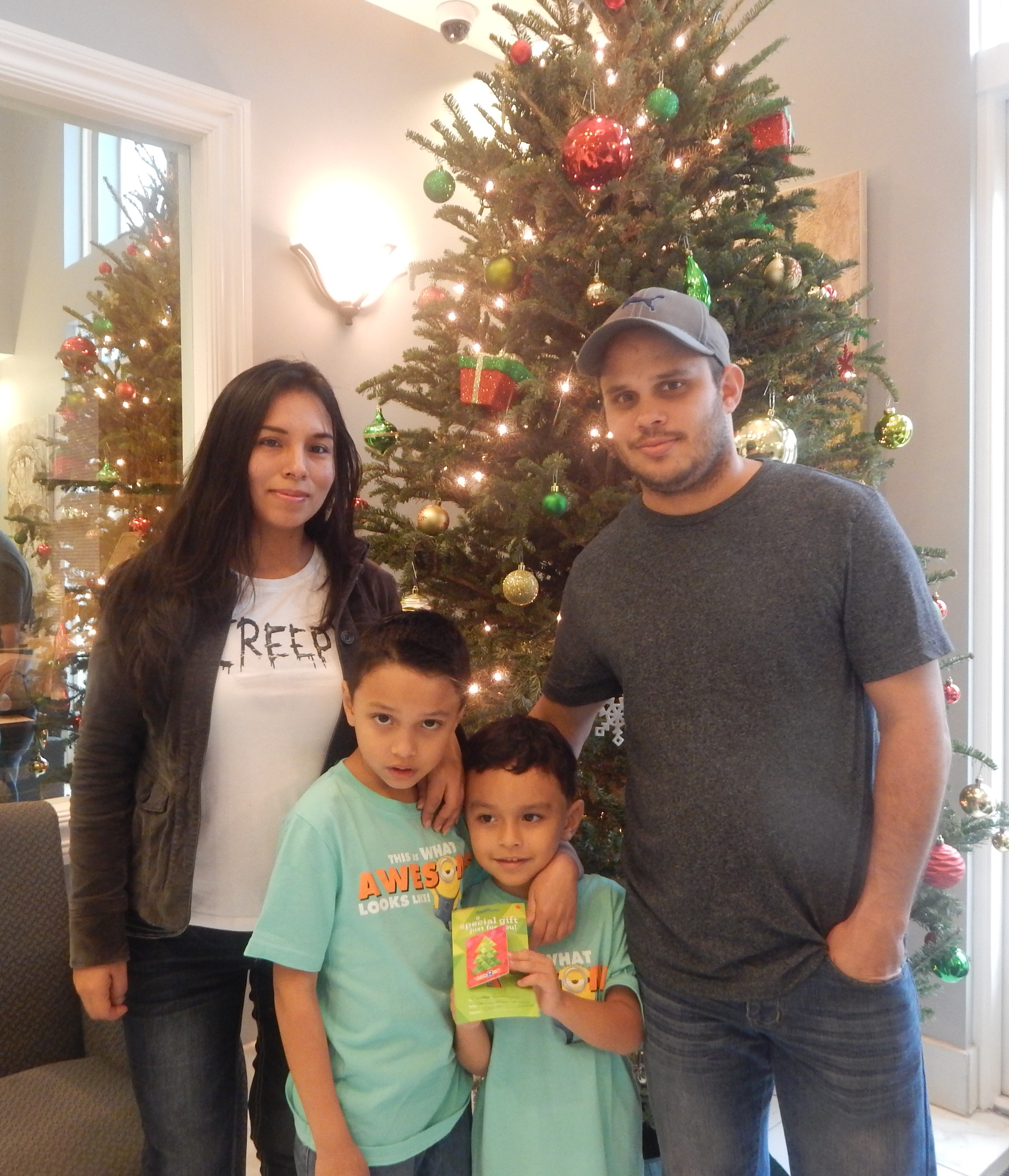 La familia Domínguez en las Oficinas del Abogado Stefan Latorre recibiendo su tarjeta de regalo.
