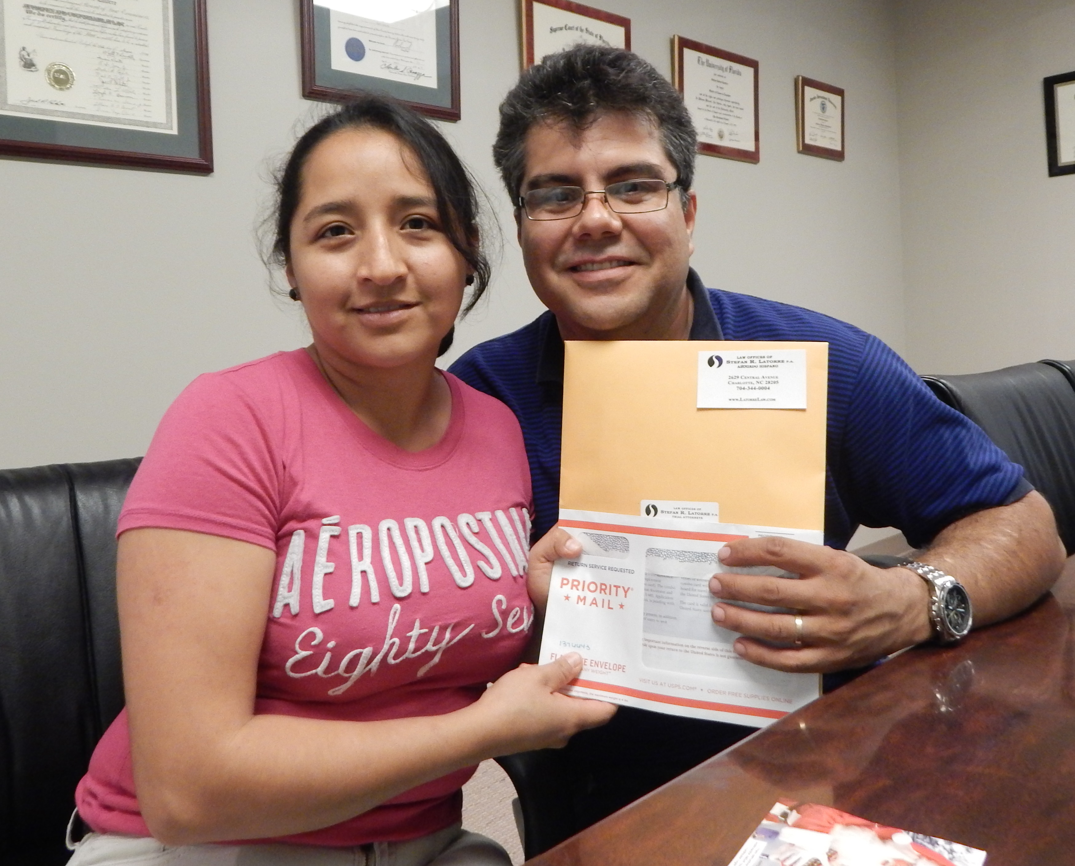 Florisol y Gerardo el día que recibieron sus documentos en las oficinas del Abogado Stefan Latorre.