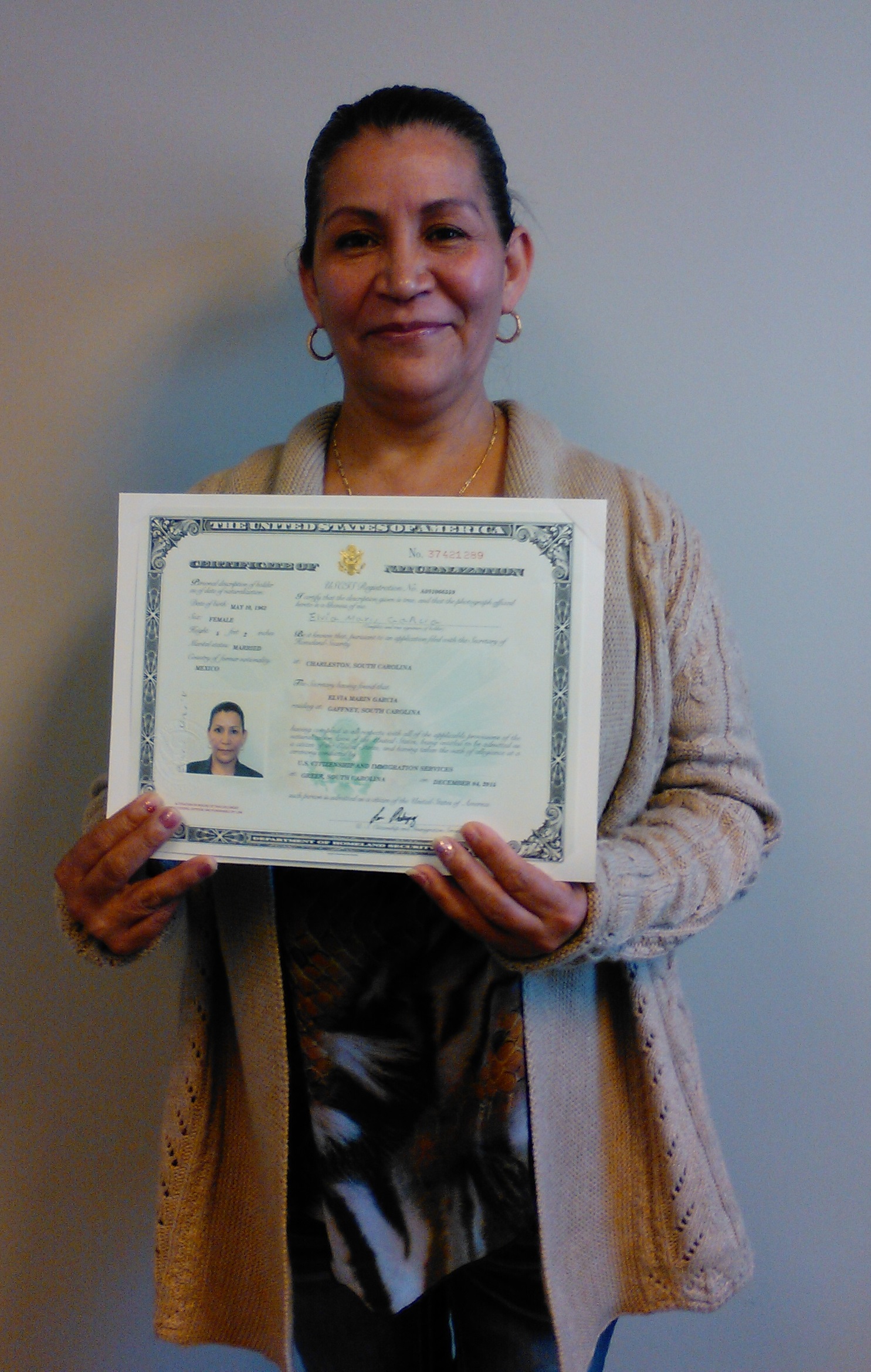 Elvia muestra su certificado de ciudadanía, obtenido con la ayuda del abogado Stefan Latorre.